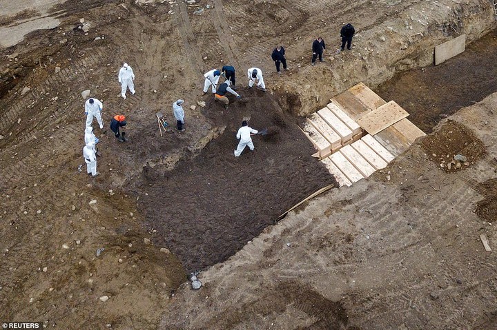 Hundreds of bodies buried in mass grave on Island in Newyork (Photos)