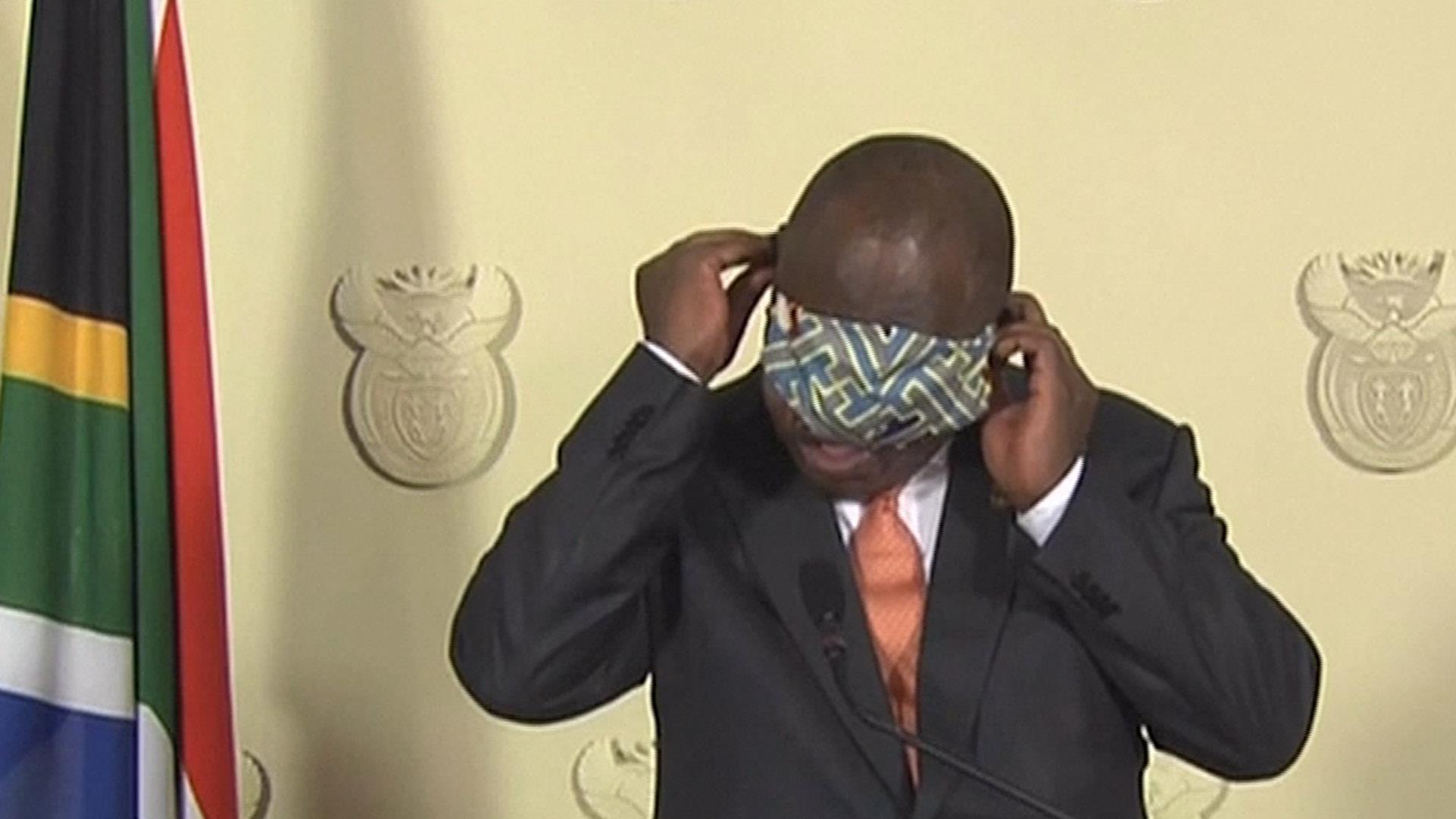 Video: S/African President mocked as he struggles to put on a face mask