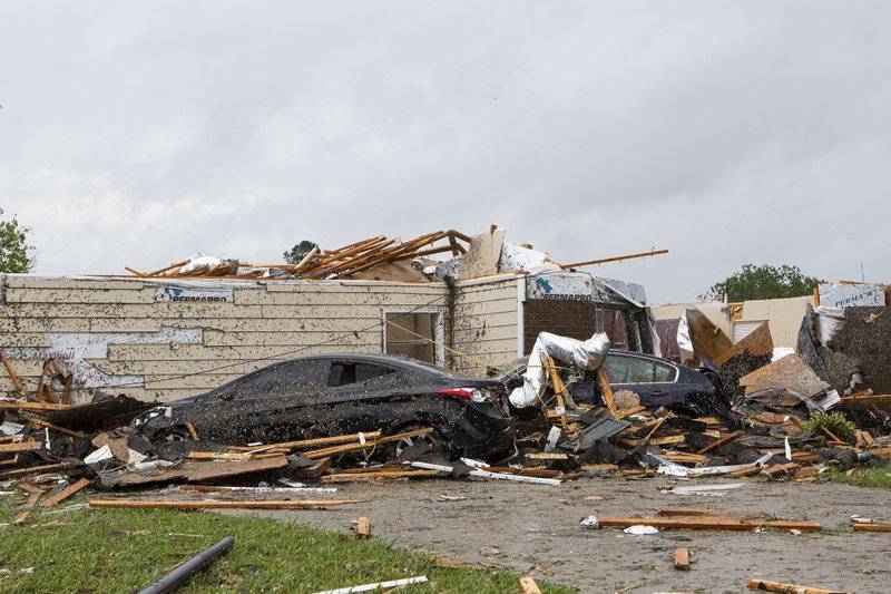 18 killed as tornadoes, storms rip through southern U.S.