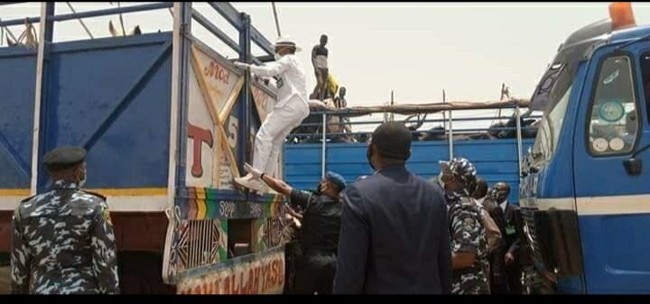 El-Rufai climbs truck as he enforces ban on interstate movement (Photos)