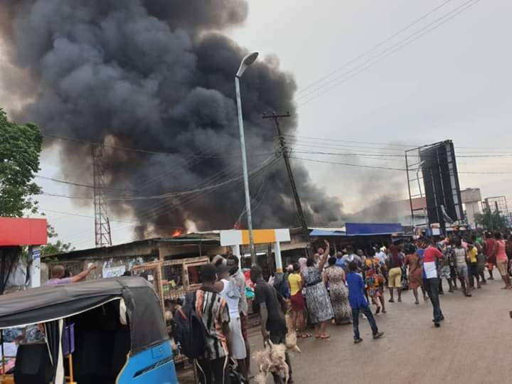 BREAKING: Fire guts Ogbe-Ogonogo market in Delta (Photos)