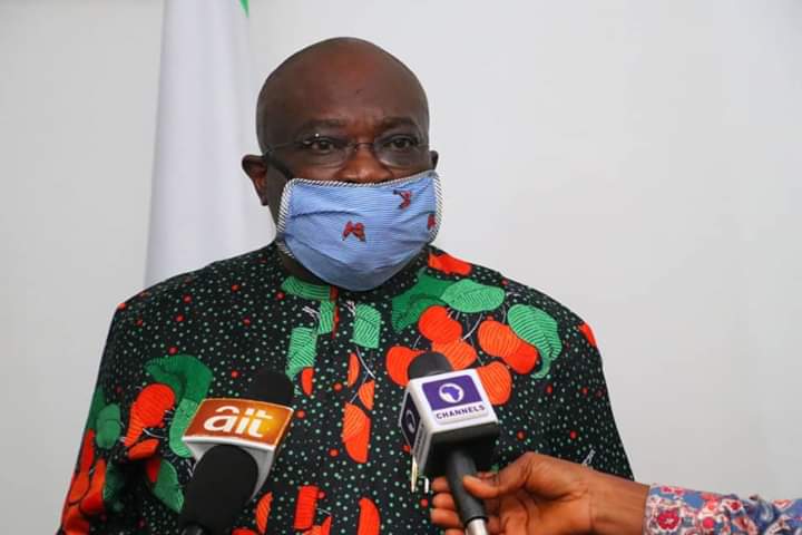 Ikpeazu issues 14-day ultimatum to contractors handling federal roads in Abia