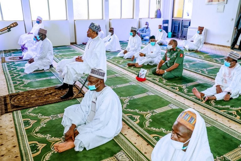 PHOTOS: Buhari, others observe Juma'at prayers in presidential villa