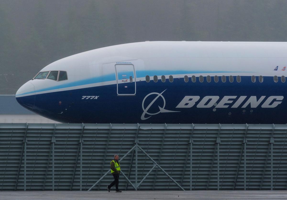 Boeing 777 emergency landing in Moscow after engine issue – Reports